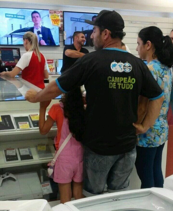 ColoradoAnos90's tweet photo. Imaginem o camelô que vende essa camiseta! https://t.co/bxPe4FYB2B