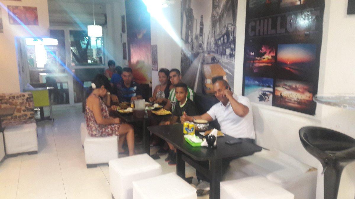 RestauranteChi3's tweet photo. Deliciosos platos a la carta. Nuestros amigos en miércoles de Chillout. https://t.co/IN0y5ZoHvD