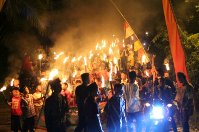 Karna dari cahaya mata kita bisa melihat . .