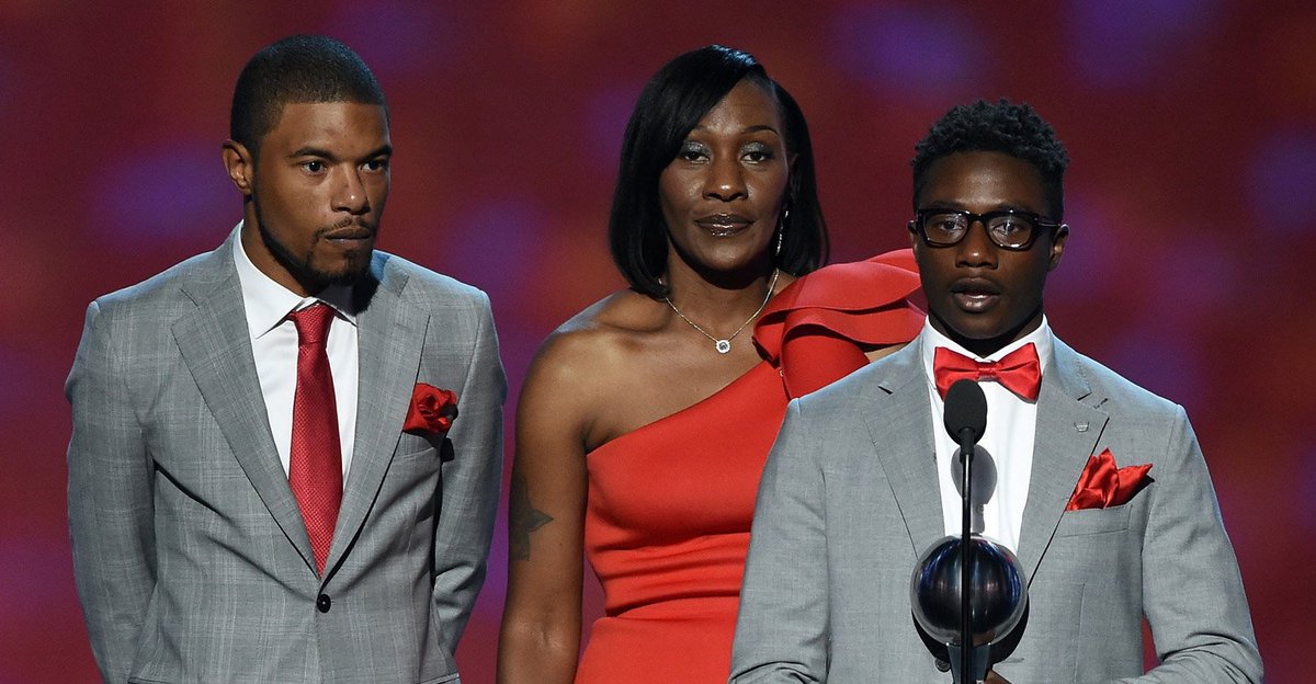 JustJared's tweet photo. Zaevion Dobson's family gave an emotional speech on gun violence at the #ESPYs - watch now: https://t.co/iYB7MLfNKv https://t.co/BMUYTQmFZ2