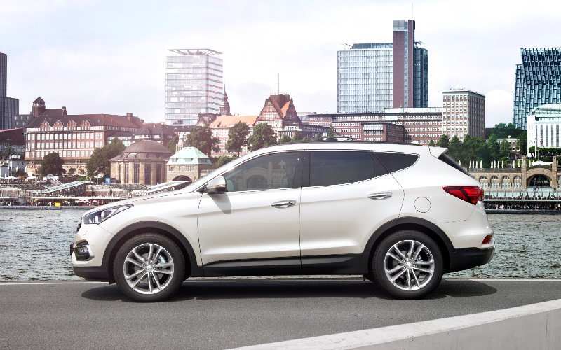 Hyundai_Global's tweet photo. MT @Hyundai_DE: The #Hyundai #SantaFe is easy to spot even in the skyline: https://t.co/iRI9k4G0N4 https://t.co/9ACvkLqUjw