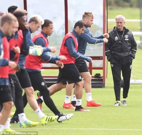 IndoManUtd_TS's tweet photo. Foto-foto latihan pertama jose mourinho. https://t.co/zFngvpgWju