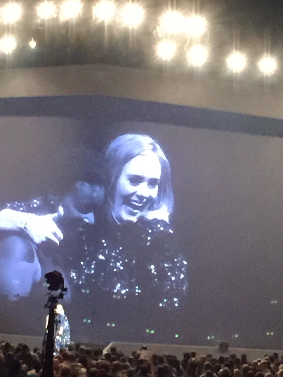 celikins's tweet photo. I'm loving Adele's different photo poses with audience, learning new #picposes #Adele #AdeleLive2016 #adelechicago https://t.co/Uvlu9NsctE