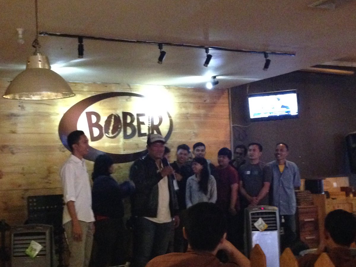 BoberCafe's tweet photo. Ini #BoberTeam bagian Dapur Pusat, yang nyediain bahan baku buat #BoberMenu. https://t.co/kSFObWEcES