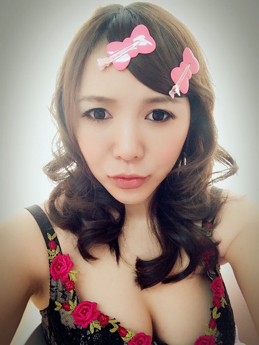 今日は髪の毛上手く巻けた気がする(dﾟ&omega;ﾟd) https://t.co/xlrJWyM80E