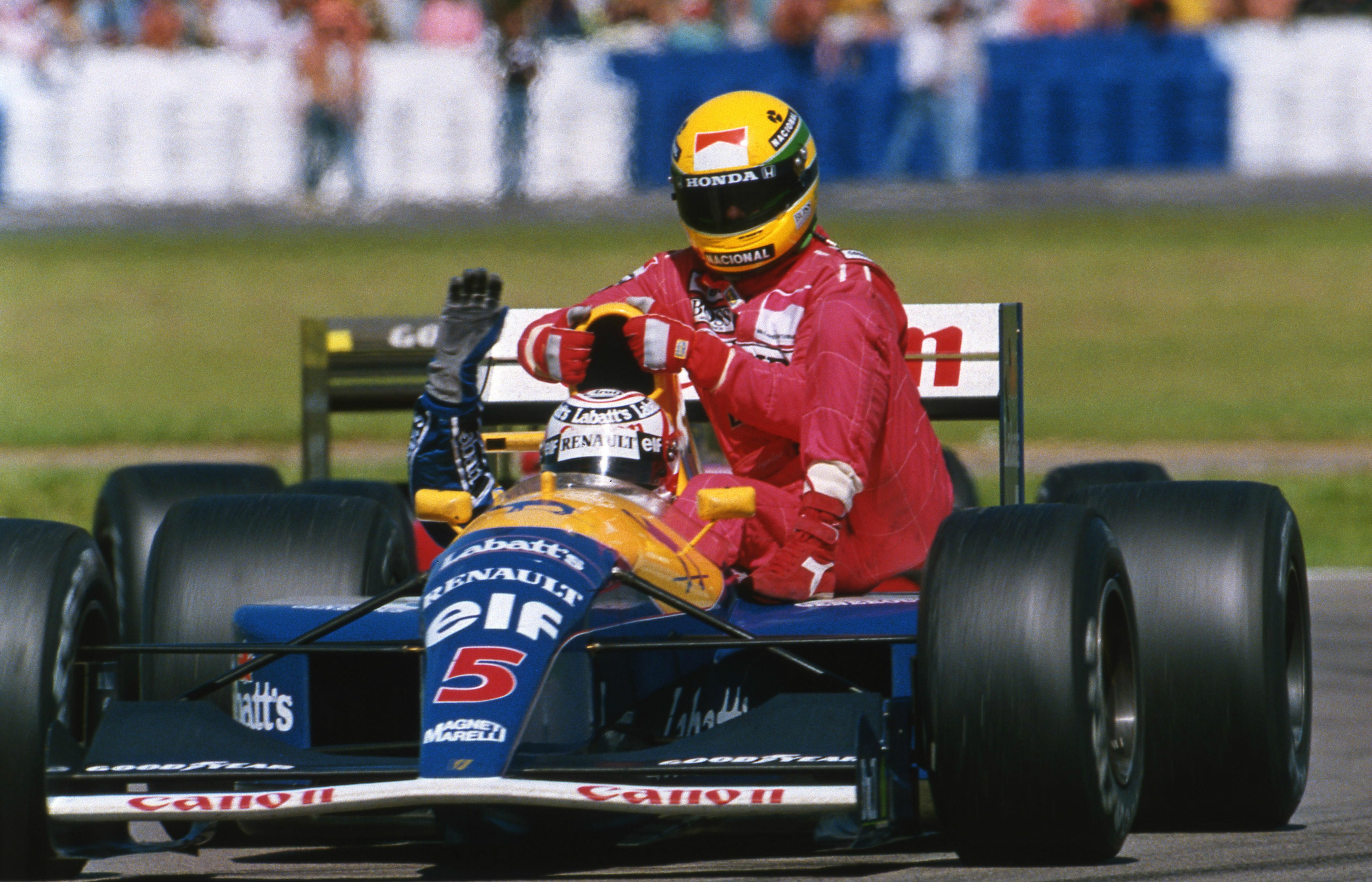 Nigel Mansell, vincitore del GP di Gran Bretagna di F1 nel 1991, dà a Senna un passaggio