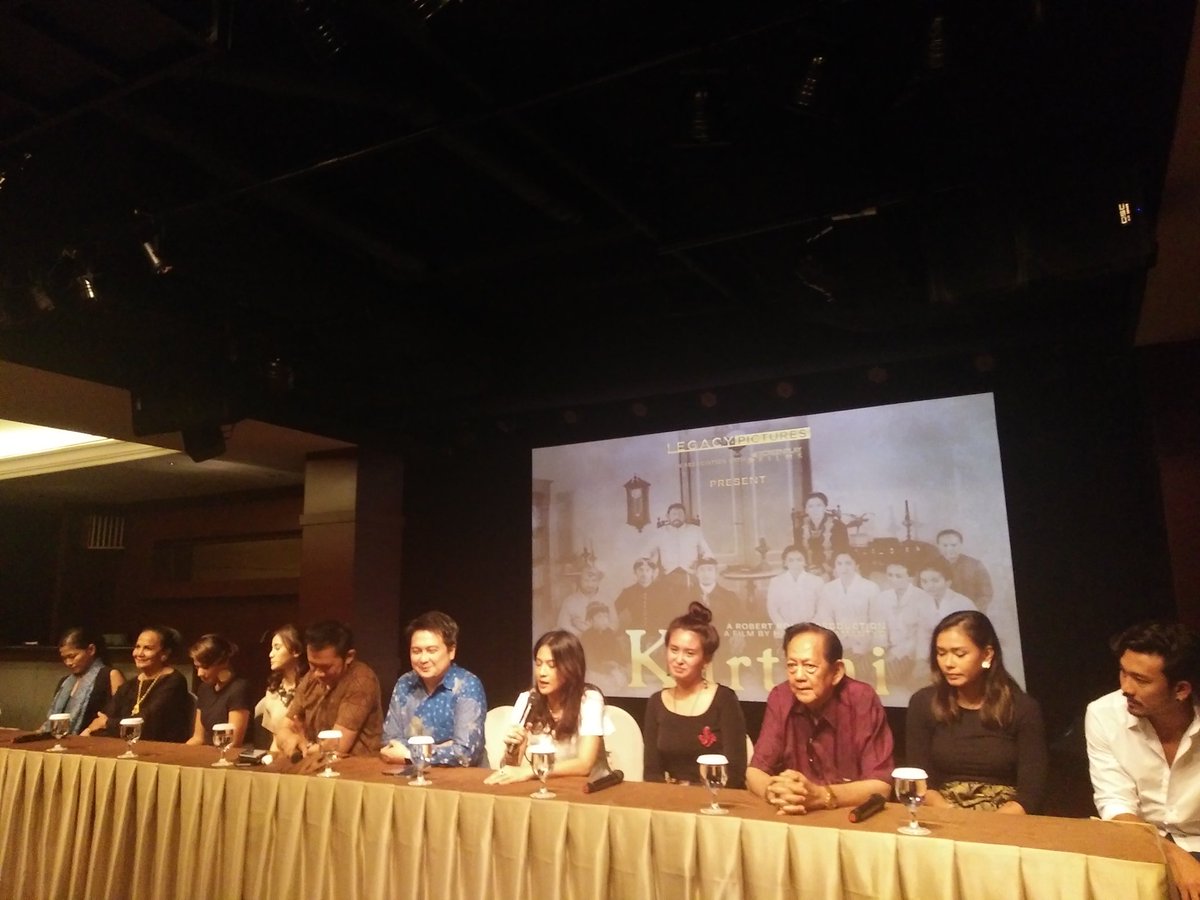 KartiniFilm's tweet photo. Sebagian crew dan cast Film 'Kartini'. https://t.co/HxKVRKIt7w