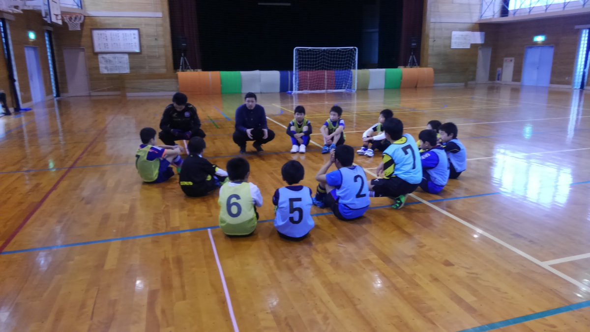 村上 辰夫 10月から始まる ジュニアフットサルスクール の打合せで広島の アイフット宇品 に行ってきました 岩国市玖珂町が益々 フットサルで熱くなります O 写真は以前 開催したジュニアフットサルクリニックのものです