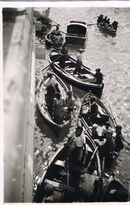 campsoscar's tweet photo. Hace 78 años familias y niños refugiados catalanes rescatados en el Mediterráneo por el barco USA HMS Dehli.Nos toca https://t.co/Bpr79TcbIA