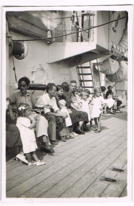 campsoscar's tweet photo. Hace 78 años familias y niños refugiados catalanes rescatados en el Mediterráneo por el barco USA HMS Dehli.Nos toca https://t.co/Bpr79TcbIA