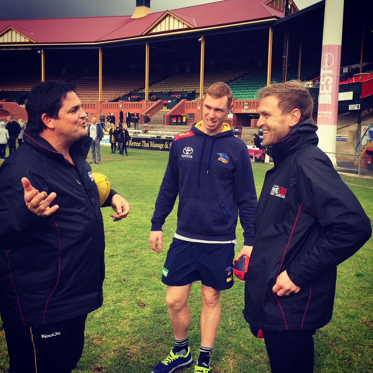 RoweyandTimmyG's tweet photo. Brains trust - Rowey, @tom_lynch27 and @kanecornes #kickandcatch https://t.co/eFCeY7rgO6