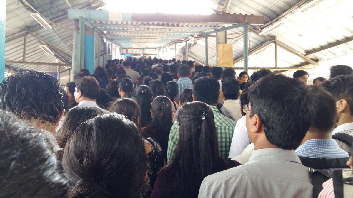 krasbel's tweet photo. Kurla FOB packed as ever  #indianrailways https://t.co/QtrnhFVK6V