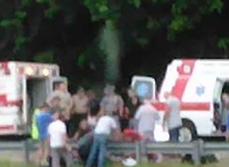 DropTilt's tweet image. Motorist captures chilling photo from accident scene in KY - droptilt.com/news/motorist-…