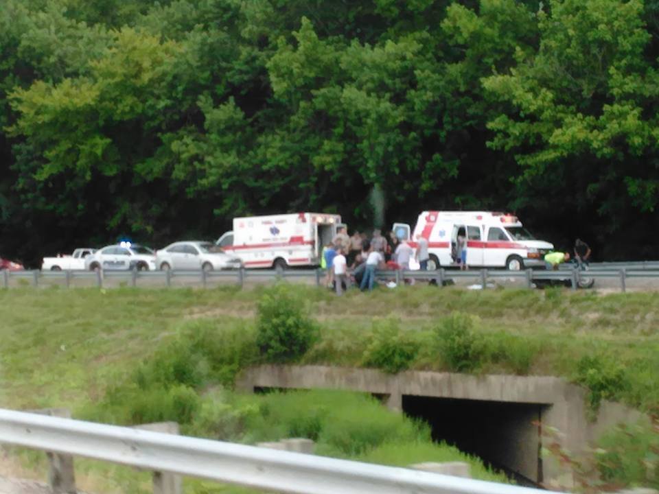 DropTilt's tweet image. Motorist captures chilling photo from accident scene in KY - droptilt.com/news/motorist-…