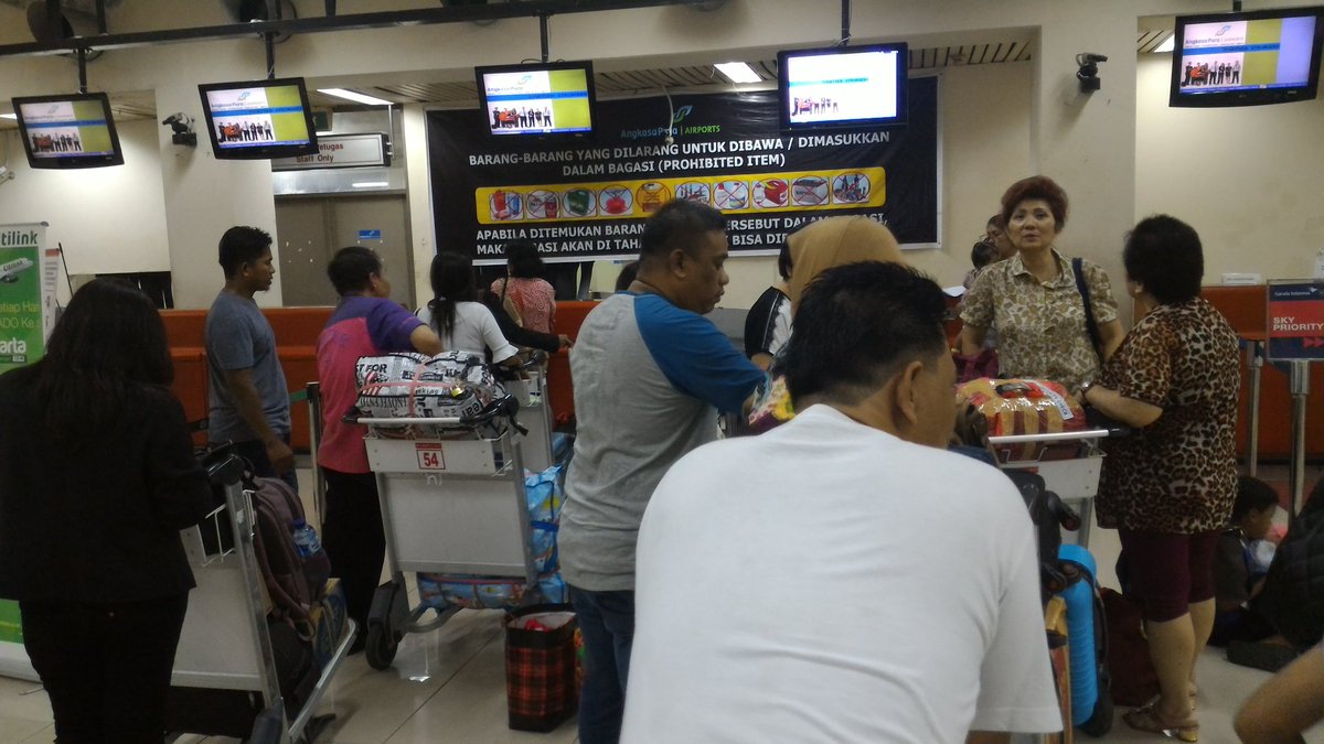 LP3KN's tweet photo. @Citilink kami sudah 2 jam antri tapi tdk dilayani dimanado, malah asik menjual tiket hal ini melanggar peraturan https://t.co/He69Cxv2gW