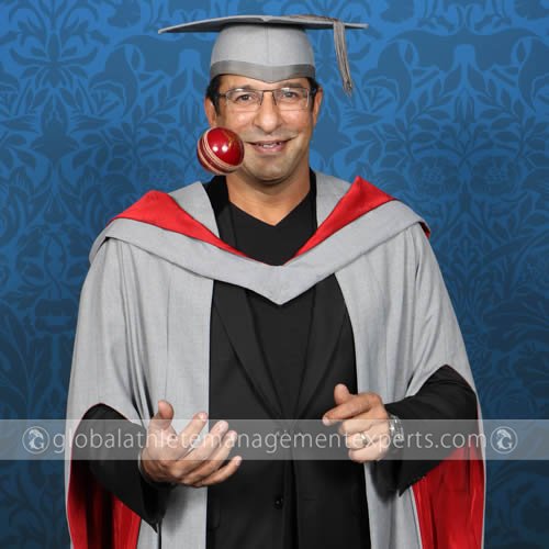 Congratulations to #WasimAkram on his #HonoraryFellowship from #UCLan! goo.gl/FZY76n #UCLanGraduates