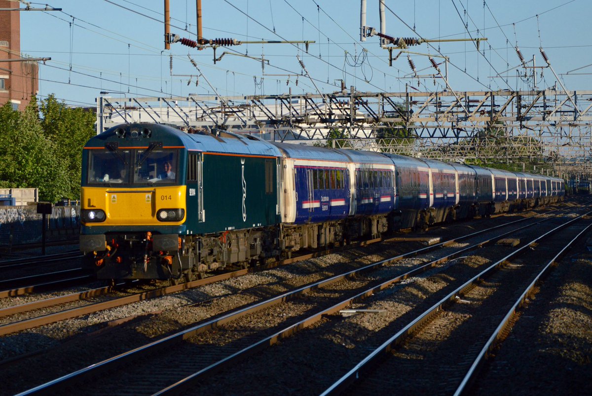 秩父路号 Ar Twitter 今朝は5時起床でロンドン北部郊外でスコットランドから降りてくる寝台列車 カレドニアン スリーパーのロウランド便を激写 構成はクラス92電気機関車とマーク2と3混合の16両編成 イギリスで稀に見る快晴です