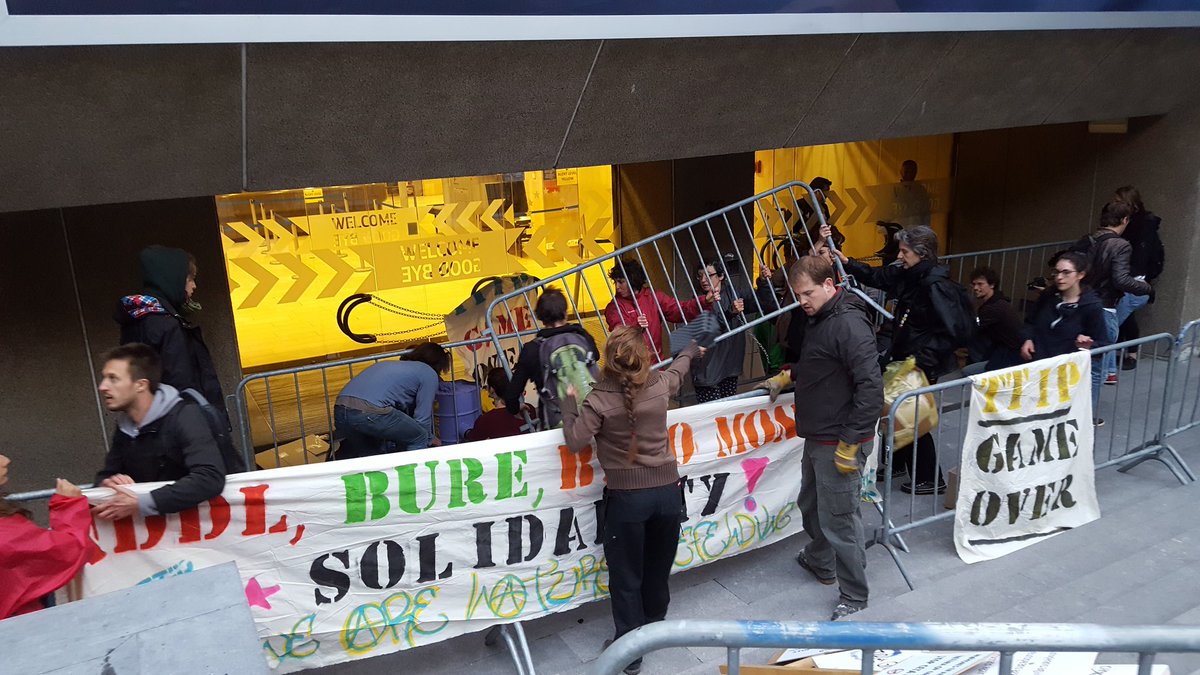 attac_fr's tweet photo. Nous venons de bloquer le sommet des négociations du #TAFTA !! STOP au #TTIP et bravo @TTIPGAMEOVER https://t.co/i17Hpb2N6n
