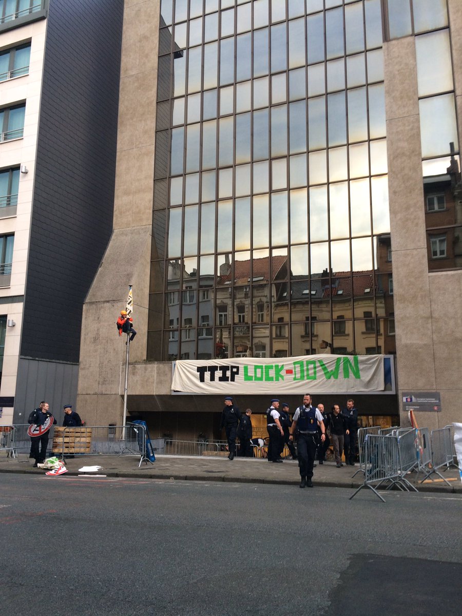 attac_fr's tweet photo. Nous venons de bloquer le sommet des négociations du #TAFTA !! STOP au #TTIP et bravo @TTIPGAMEOVER https://t.co/i17Hpb2N6n