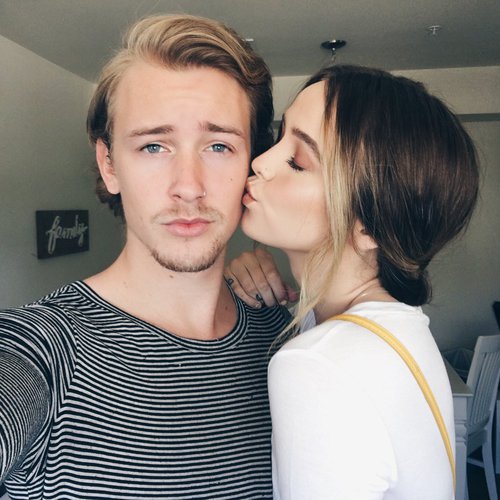 RxbxnClxrk_'s tweet photo. Mil razones para vivir pero ella es la única que me da fuerzas para seguir. 😍 #Rosben https://t.co/H8piuId4a1