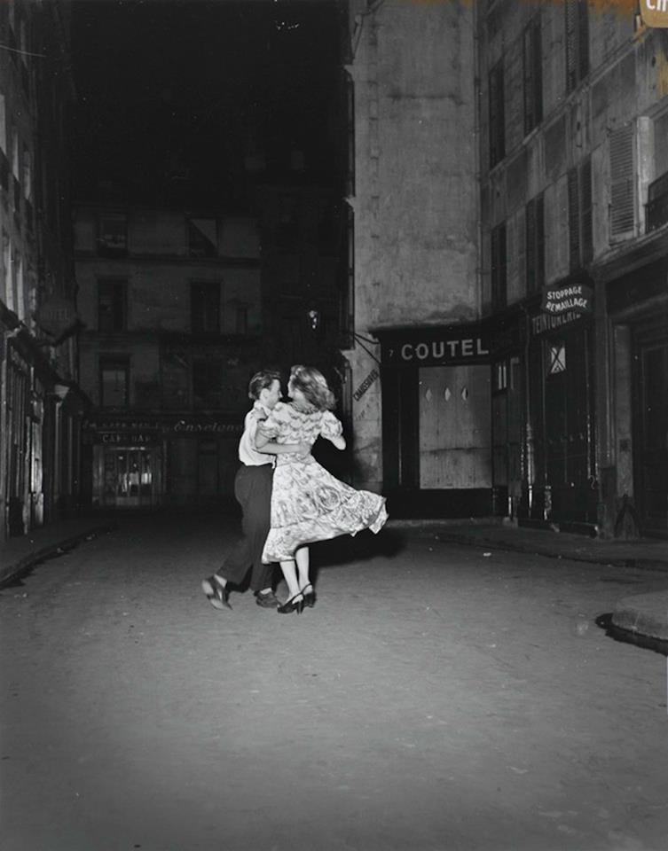 La dernière valse ou la valse du #14juillet, rue des Canettes, Paris, 1949 © Robert Doisneau