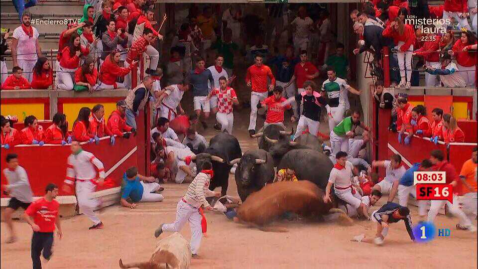 Pamplona AQUÍ tienes crónica y VIDEO <a href="/rtve/">RTVE</a> último encierro toros <a href="/miuraloradelrio/">Ganaderia De Miura</a> portaltaurino.net/enciclopedia/d… A VERLO