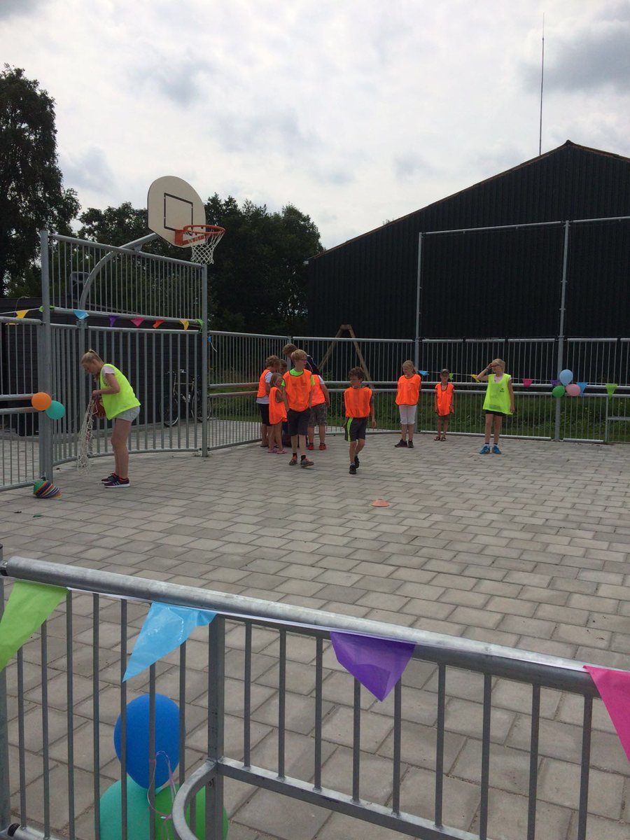 Opening Pannakooi #Ossenzijl een succes! Bedankt <a href="/Deddenbert/">Bert Dedden</a>  voor het startsein en <a href="/BeweegteamSWL/">Buurtwerk sport Steenwijkerland😃</a> voor de middag!