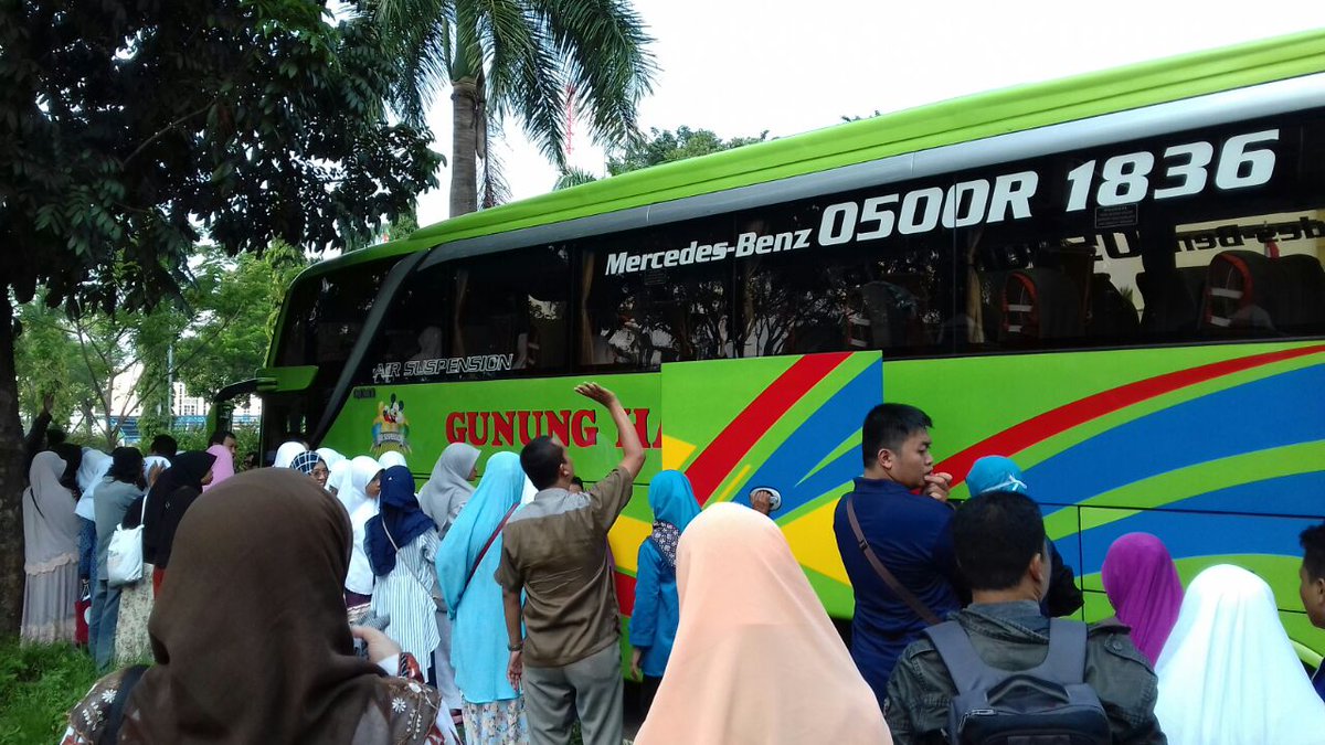 IKPM_Depok's tweet photo. Kalo yg ini perpulangan santri putri ke @GontorIndonesia @PMGontor hati2 di jalan &amp; semangat belajar nya #Gontor https://t.co/2NFB7asNdA