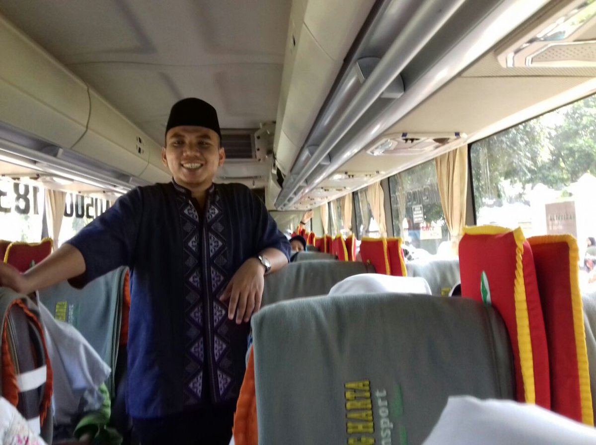 IKPM_Depok's tweet photo. Persiapan perpulangan balik santri  ke @PMGontor @GontorIndonesia yg di koordinir oleh @IKPM_Depok #santri #Gontor https://t.co/IgggkYb9Lb