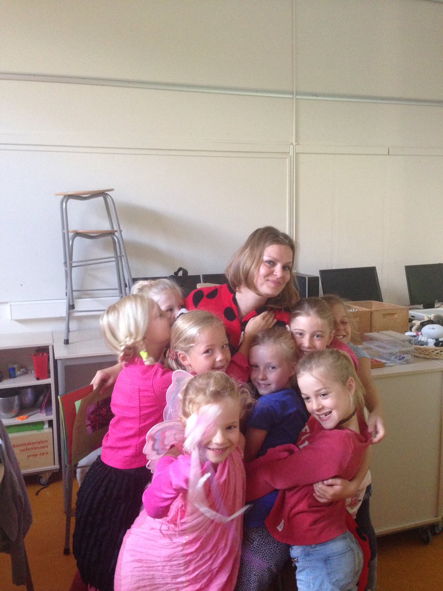 ObsRaerderhiem's tweet photo. Nog even knuffelen met juf Carmen. Bedankt voor je inzet en succes met afstuderen! #lio #topper https://t.co/0JahxrzcHx