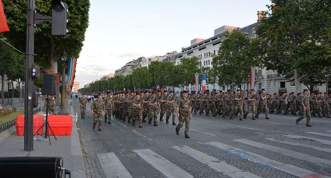 MaxLagarrigue's tweet photo. Le défilé #ChampsElysees des 32 sapeurs du #31e RG avec leur colonel #Venard scelle la fin d'une page du régiment https://t.co/za0nX2WWhO