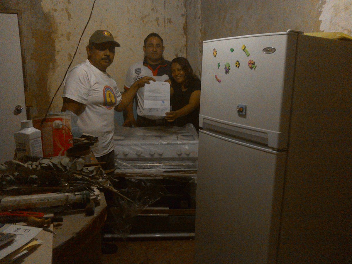 cbzulia1's tweet photo. @GJCabelloC3K @nicolasmaduro@diosdadoçabellor pdval entrega cocinas a patrulleros de la revolución en el zulia https://t.co/NmZfuMZkWa