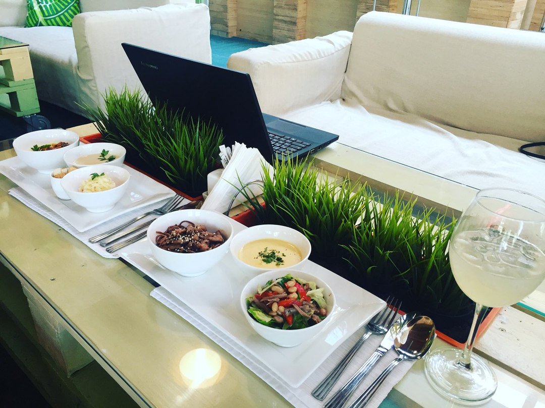 Fabrika_Kitchen's tweet image. 5 вариантов салата, 5 супа и 5 горячих блюд. Собери свой ланч на нашей #SummerVeranda!