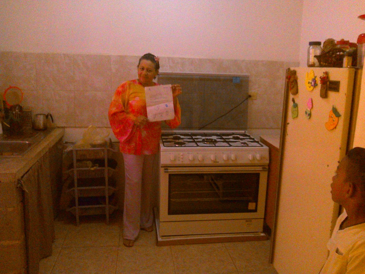 cbzulia1's tweet photo. @GJCabelloC3K @nicolasmaduro @diosdadocabellor pdval entrega cocinas a patrulleros de la revolución en el zulia https://t.co/kpnJD65UWs