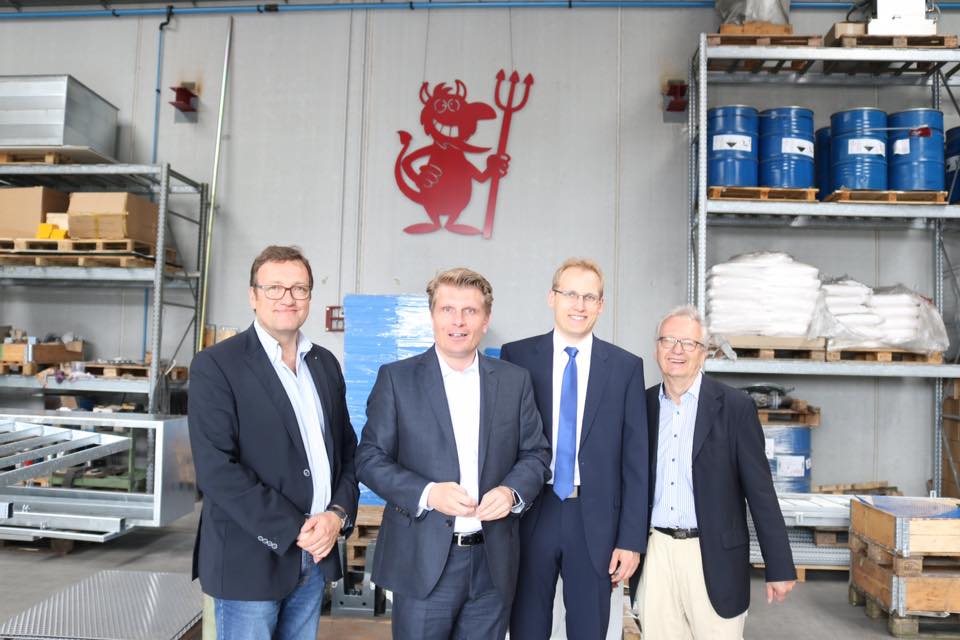 Thomas_Bareiss's tweet photo. Tag3 #Sommertour2016 auf der #Heuneburg #Hundersingen.Bei der Verzinkerei #Bühler u. #Schredderanlage #Herbertingen https://t.co/WRRLbkuzuz