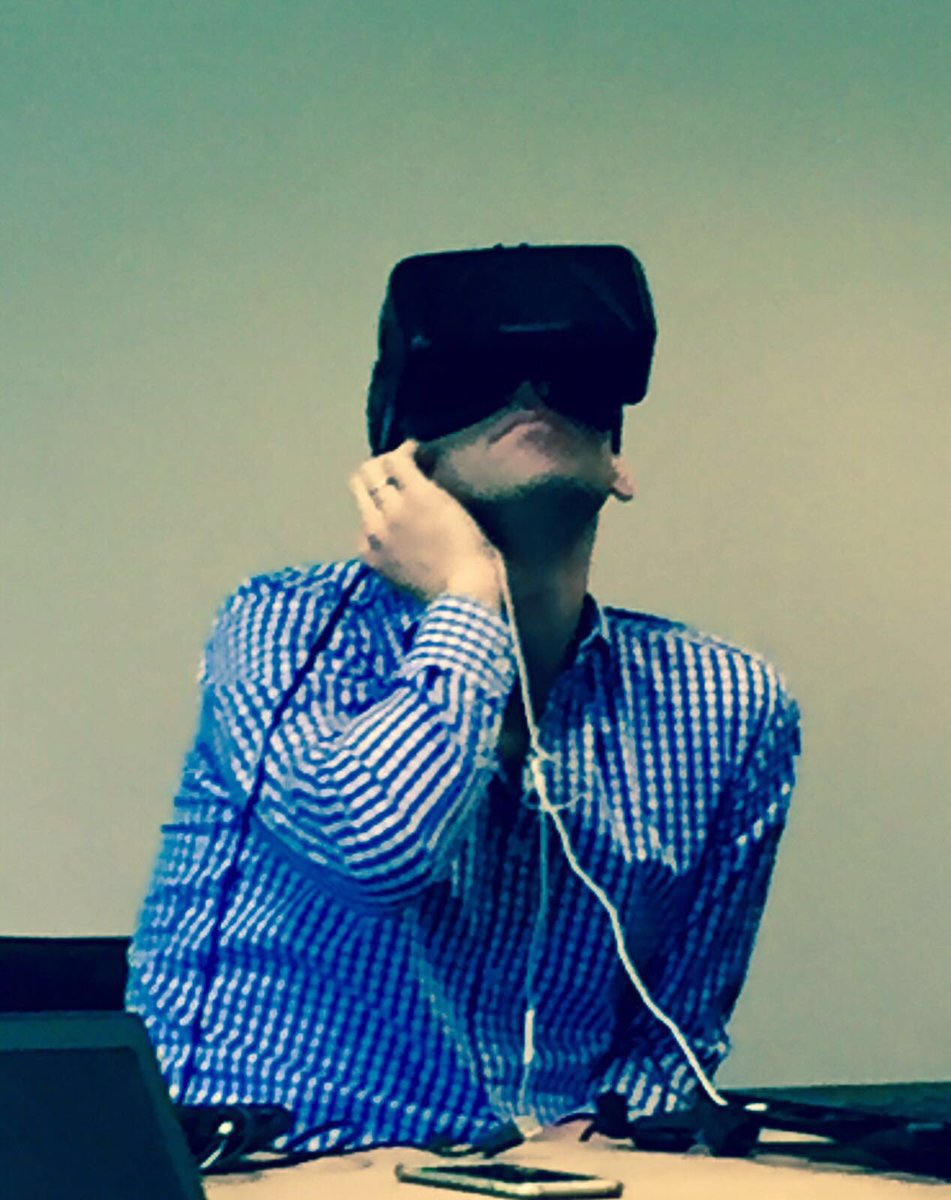 gshauli's tweet photo. Virtually exploring lung cancer #VR #digitalhealth @urigoren @JohnPugh https://t.co/SnC79fOIuN