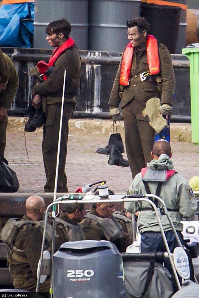 HSUpdating's tweet image. 📸 HQ | Harry on the set of 'Dunkirk' in Urk, Netherlands yesterday. -L

July 13, 2016