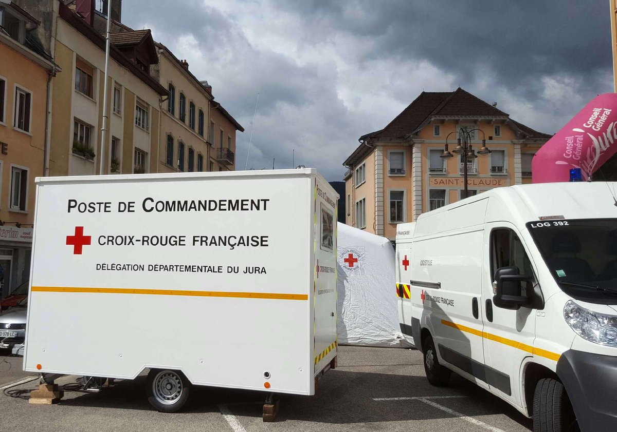 CRF39JURA's tweet photo. #UTTJ Installation du Poste de Secours #CroixRouge et du #PCM sur le site d'arrivée à #SaintClaude #Jura #Trail https://t.co/XEdVlFrfXn