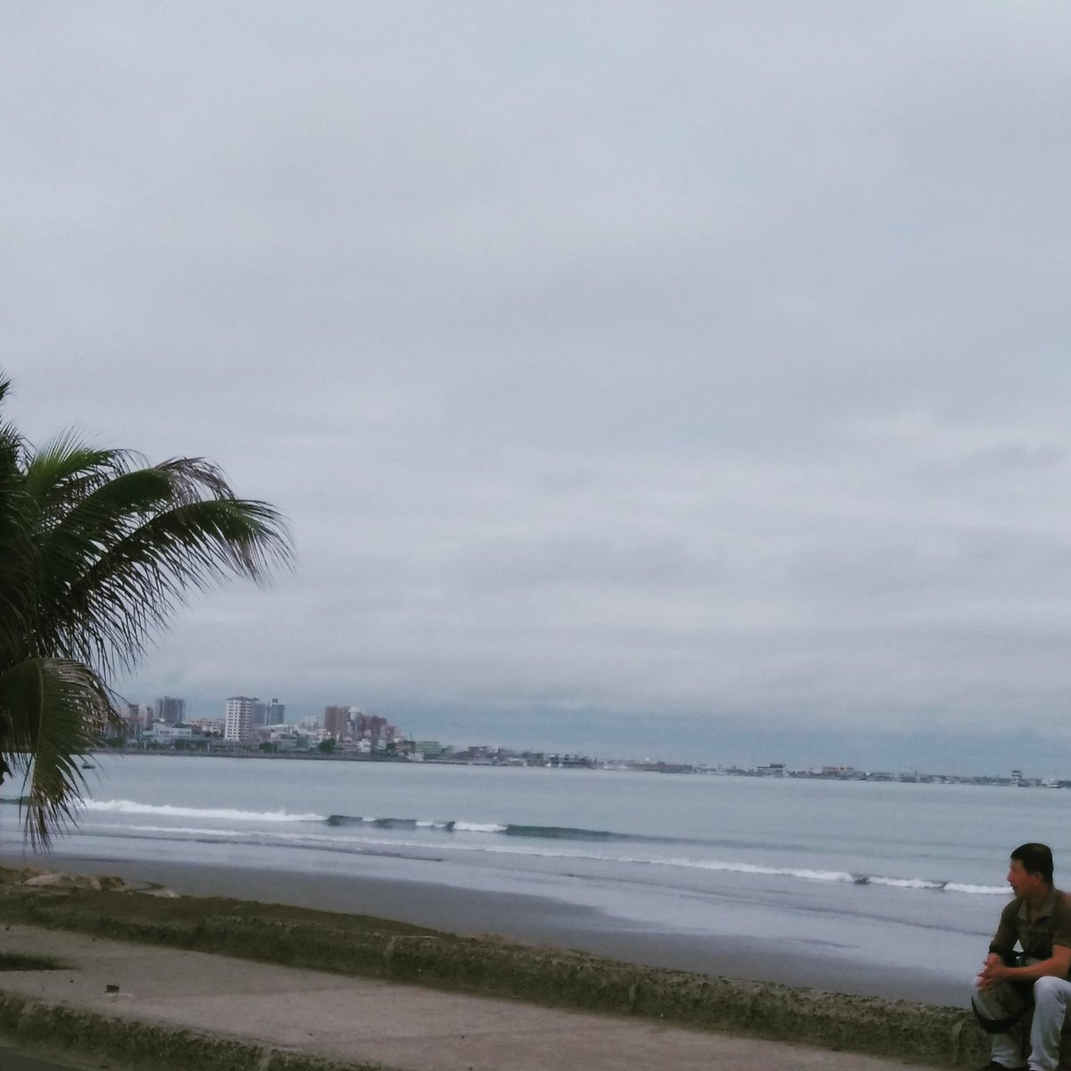 Silrath's tweet photo. Manta nos recibe con sol. #journalism #worksday https://t.co/Vern68yJyj