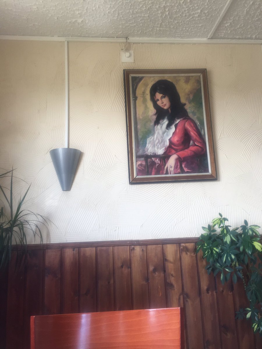 poop1ooo's tweet photo. i am at the local pizeria and ther is a beautiful pinting on the wall of a beautiful woman that looks at me😍💦 https://t.co/mDiJ2ru45h