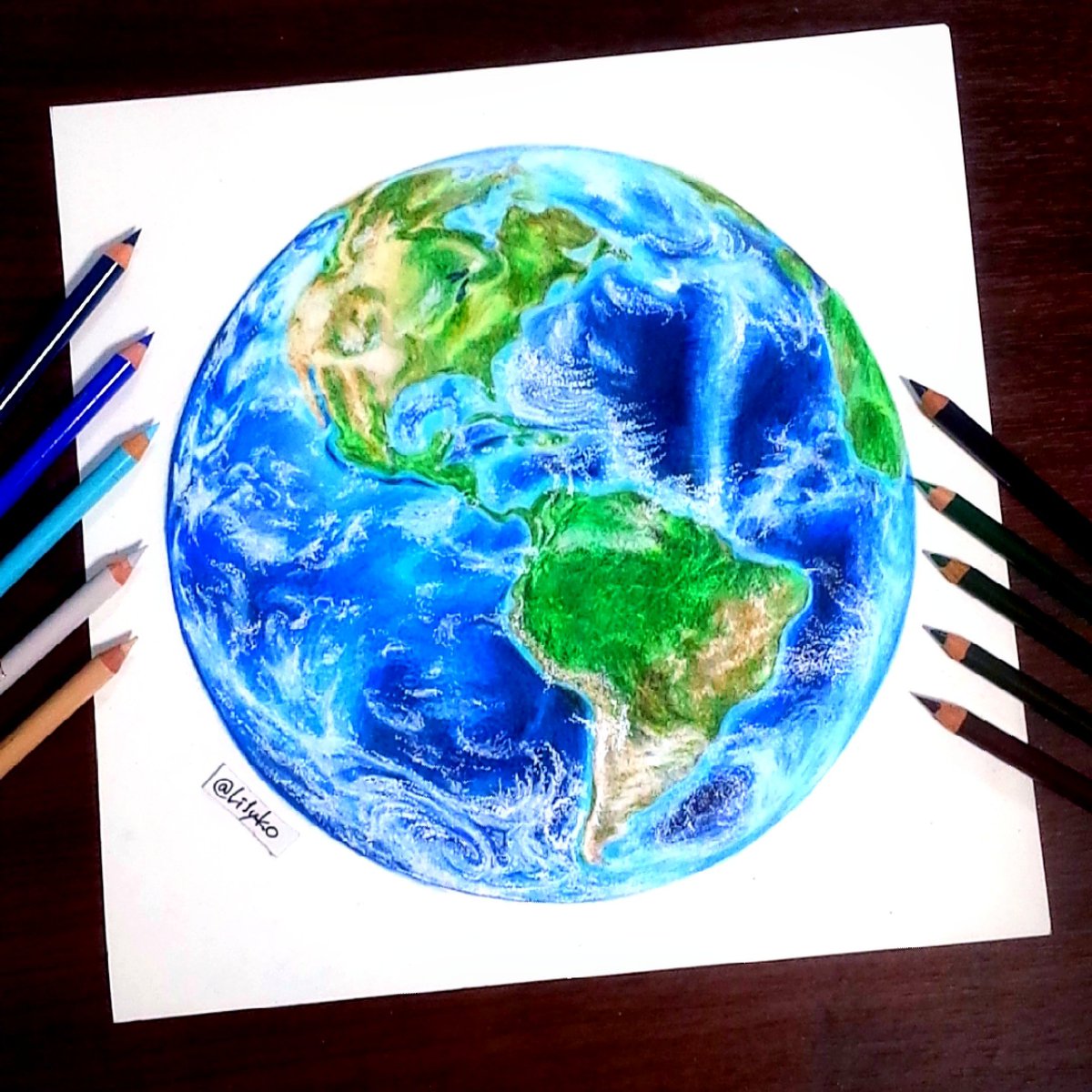 りりぃさん 色鉛筆画 美しい地球を描きたくて 描いたはいいけど載せるの忘れてて 今頃w 大陸は割と細かく描き込んだけど見事に潰れた 綺麗なﾌﾞﾙｰが出せて良かった 地球万歳 色鉛筆 地球 Drawing Earth