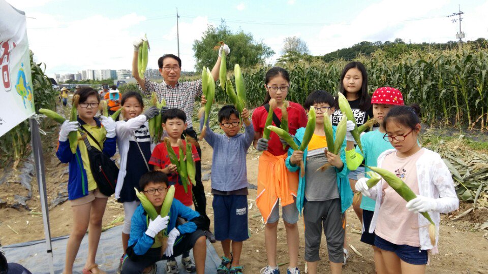 337337k1's tweet photo. 하대원동복지회관 공부방 친구들이 성남 시민농원으로 옥수수체험 왔어요
더운 날씨지만 옥수수도 따보고, 맛있는 찐옥수수도 먹고, 옥수수 선물도 받고...  신나는 시간...다음에 또 가고 싶어요. 감사합니다.~~ https://t.co/Hgpq98updk