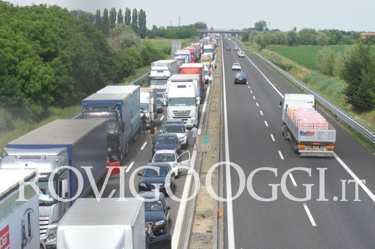 Mintrigo's tweet photo. Con Amazon arrivano 400 assunzioni a due passi dall'autostrada... #Rovigo - che sia vero? https://t.co/BNkW8ZEIbr https://t.co/8oQvkwDEhJ