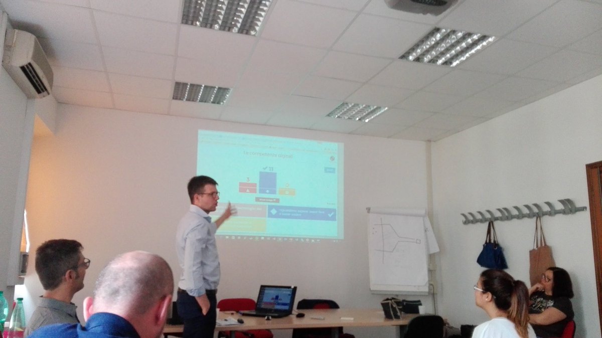 EPietrafesa's tweet photo. #lis4workshop qui si apprende giocando ed innovando: i ragazzi sono entusiasti e pure io #perdire ;) https://t.co/2ZONe3agYx