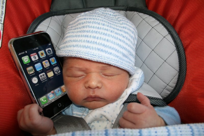 Are our children addicted to screens? Or are they a positive distraction? Moderation is key. officreche.com/blog/babies-an…