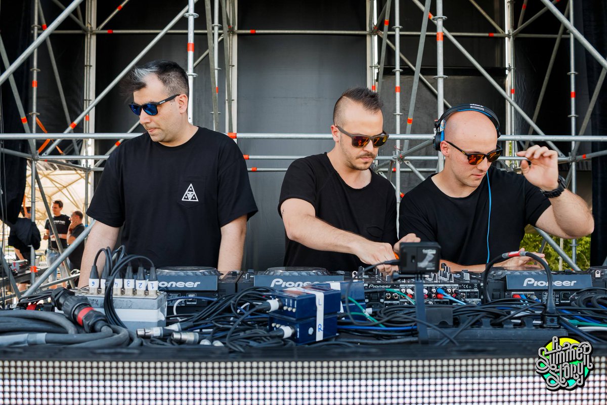 ShakeCoconutDjs's tweet photo. Pinchar House por la tarde en #ASummerStory2016 también tiene su #Royo
@DisorderSpain https://t.co/Jm8xiha4Tp