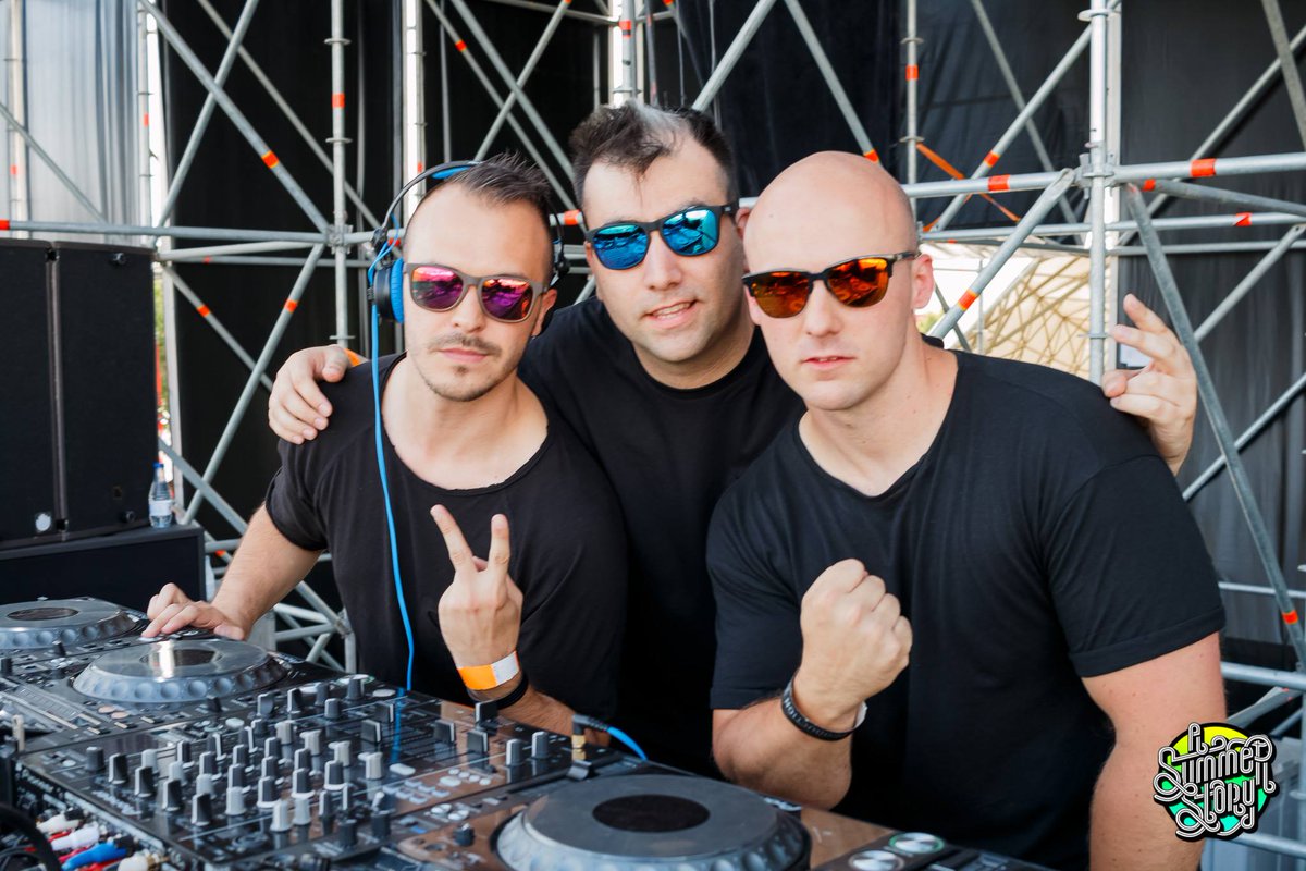 ShakeCoconutDjs's tweet photo. Pinchar House por la tarde en #ASummerStory2016 también tiene su #Royo
@DisorderSpain https://t.co/Jm8xiha4Tp