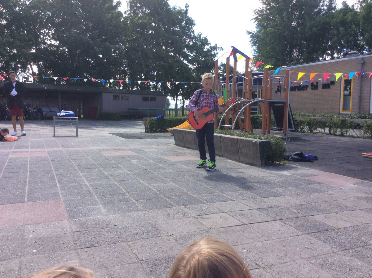 ObsRaerderhiem's tweet photo. Wat hebben wij toch veel talenten rondlopen op it #raerderhiem! #dansen, #goochelen #playbacken https://t.co/MQqSscpFBH
