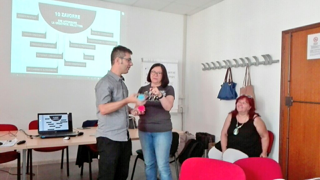 LisOlivetti's tweet photo. .@MarcoMediumBlog e @patcinti si sono dati alla giocoleria o illustrano tecniche di coinvolgimento e partecipazione? https://t.co/lInIU8OURt