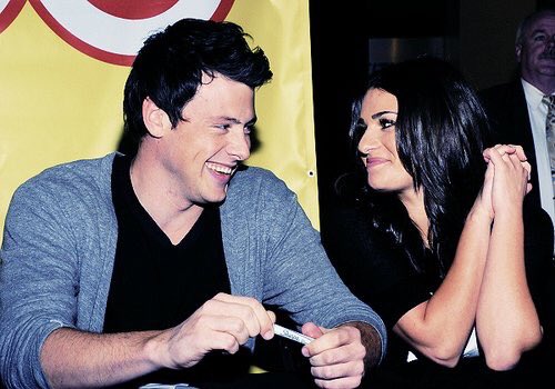 KATYSELENASHINO's tweet photo. coryが亡くなって3年も経つんか😔
亡くなったって聞いた時はビックリしたしその時の回のgleeはほんまに泣いた。
あ、こーゆー台本なんやと思ったらほんまに亡くなったって知った時はめっちゃ悲しかった 
いつまでも大好きです😌 https://t.co/Z77xDkDigc